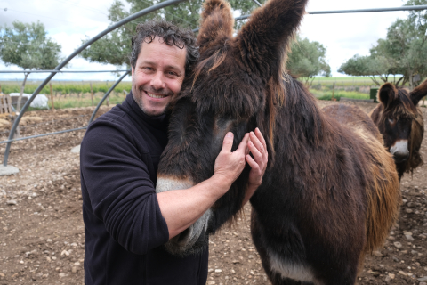 Richard Sanz vom Weingut Menade mit seinem Esel