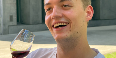 Janik Blumenthal beim Degustieren 