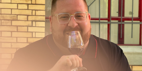 Kundenberater Fabio Gengelbach beim Degustieren.