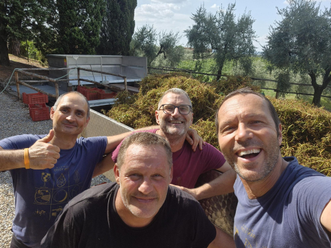 Neri Gazulli mit seinem Ernte-Team.