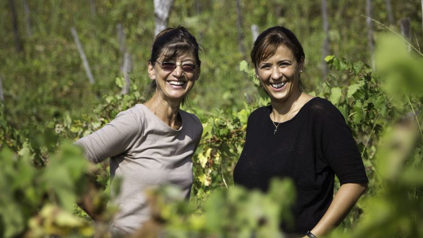 Renate Schütz (links) und Martina Korak (Delinat) in den Reben.