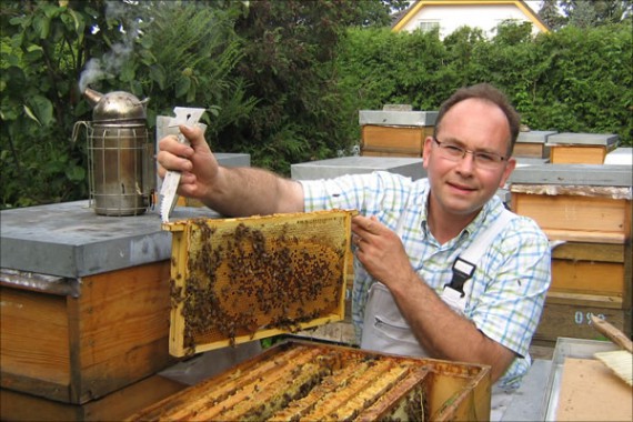 Dr. Marc-Wilhelm Kohfink am Bienenstand