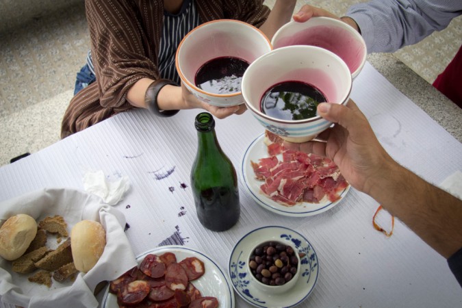 Spezialität der Stadt Ponte de Lima: Vinhão, der rote Bauernwein aus der Tasse.