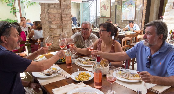 Geniessen Essen und Bardolino: Natalino Fasoli, Emilio Fasoletti, Martina Korak (Delinat) und Amadio Fasoli (v.l.).