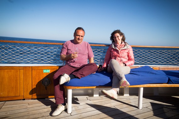 Entspannt mit an Bord: Josep Maria Albet i Noya und Önologin Marga Torres.