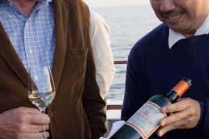 Winzer Louis Fabre (links) verkostet seinen eigenen Chardonnay.