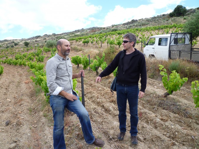Antonio Lopes Ribeiro (links) und Winzerberater Daniel Wyss im Campelinho-Weinberg