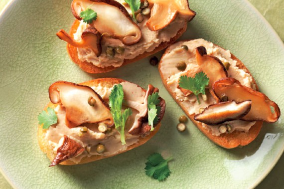 Crostini mit Linsenhummus und Shiitake