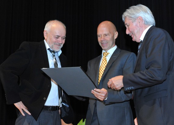 Grosse Freude bei der Übergabe des Binding-Preises. Von links  Dr. Mario F. Broggi (Präsident des Kuratoriums), Karl Schefer und Andreas Adank (Stiftungsrat).