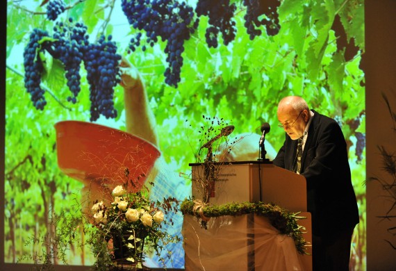 Dr. Mario Broggi liess sich bei der Laudatio von üppig begrünten Weinbergen einrahmen.