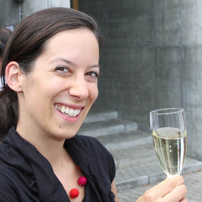 Judith Schönenberger, Lehrerin für Bildnerisches Gestalten und Weinliebhaberin aus Bern, hat guten Grund zum Anstossen.