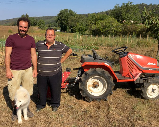 Eric und Erik: Père Eric, der geistliche Gemüsegärtner, rechts, und Erik Bergmann, der Winzer auf Château Duvivier, mit seinem Hund Maïko.