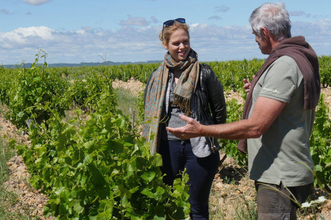 Arina Schefer in den Weinbergen von Daniel Coulon in Châteauneuf-du-Pape.