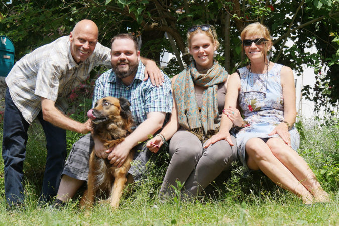 Karl Schefer mit Sohn Nicolas, Hündin Muscat, Tochter Arina und Ehefrau Astrid.