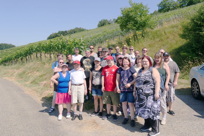 Lebenshilfe Lörrach zu Besuch beim Weingut Lenz