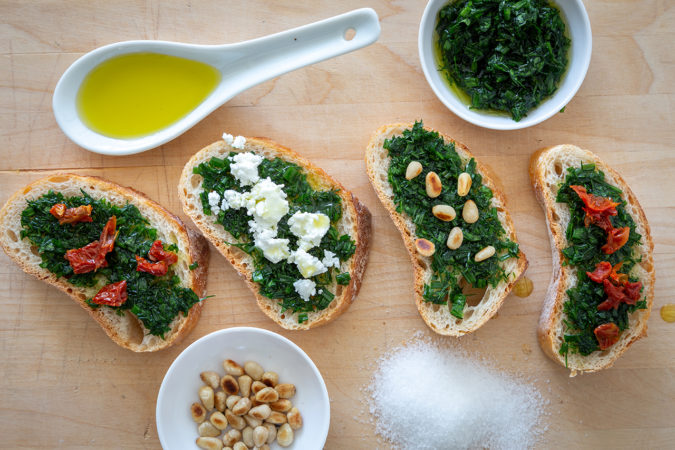 Getoastete Brotscheiben mit Olivenöl und Kräuter