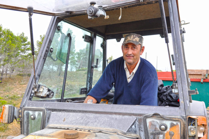 Traktorfahrer José auf der Domaine Lignères