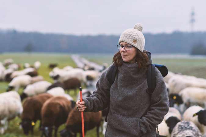 Bei Wind und Wetter draussen unterwegs: Sabine Krüger sorgt mit Schafen und Ziegen für Artenvielfalt in der Natur.