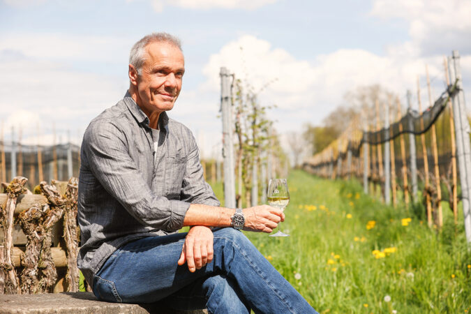 Hannes Jaenicke in den Rebbergen des Weingut Lenz