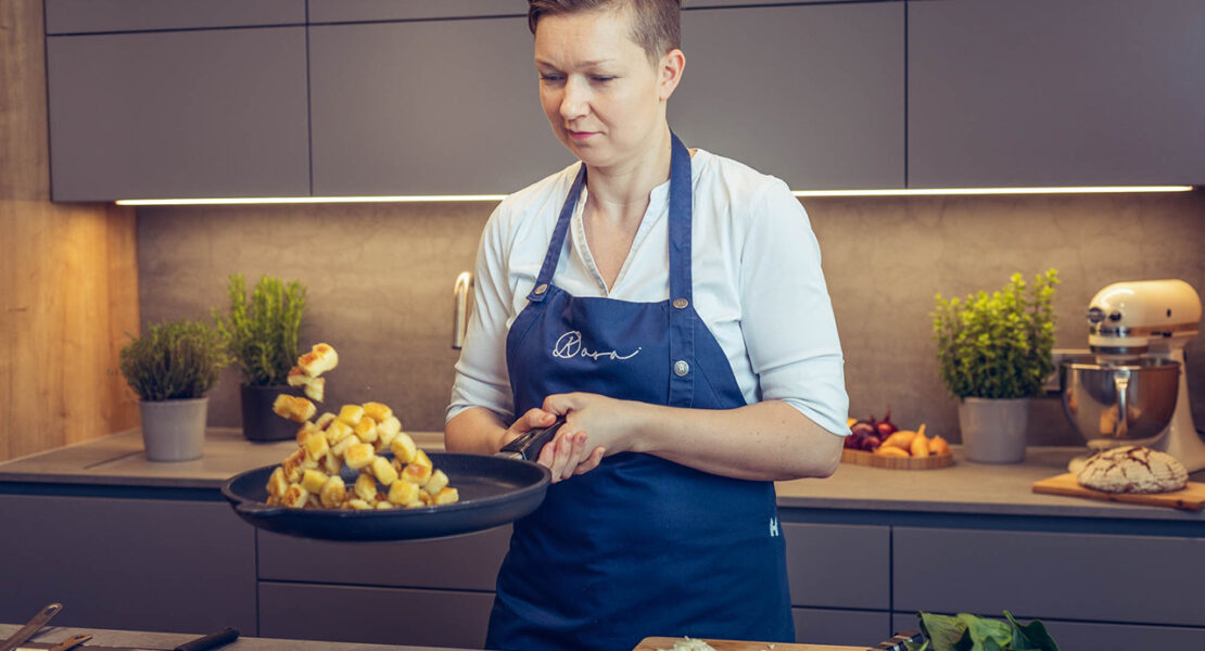 Sandra Kollegger leitete jahrelang ein Sternerestaurant, und ist nun als selbstständige Köchin tätig.