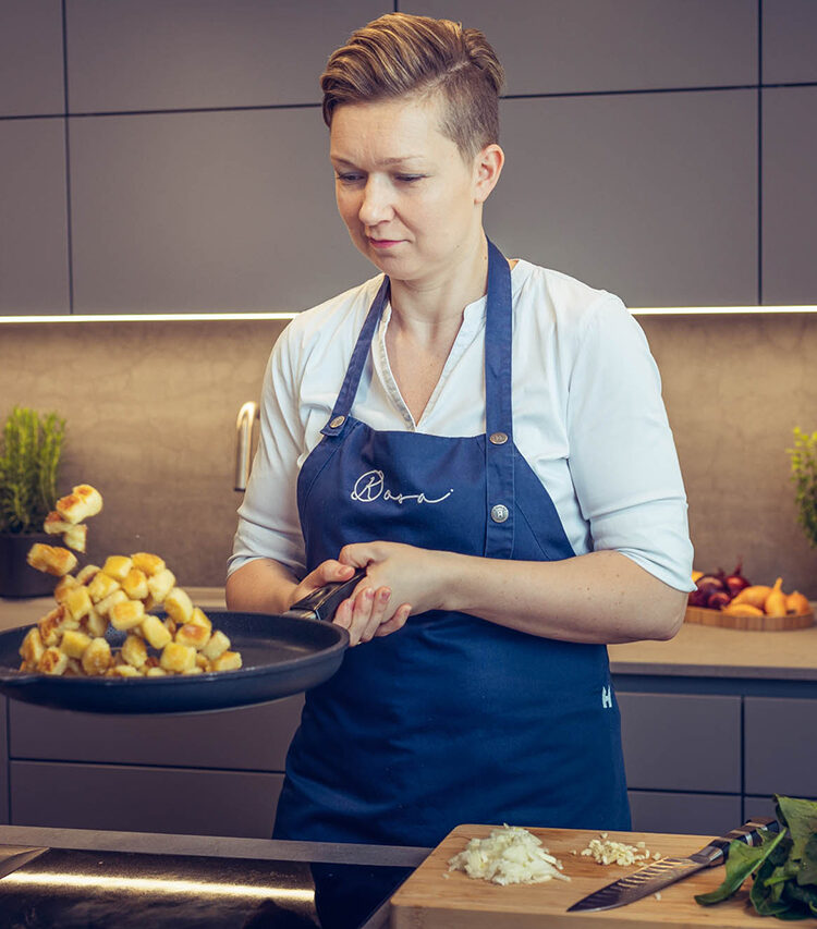 Sandra Kollegger leitete jahrelang ein Sternerestaurant, und ist nun als selbstständige Köchin tätig.