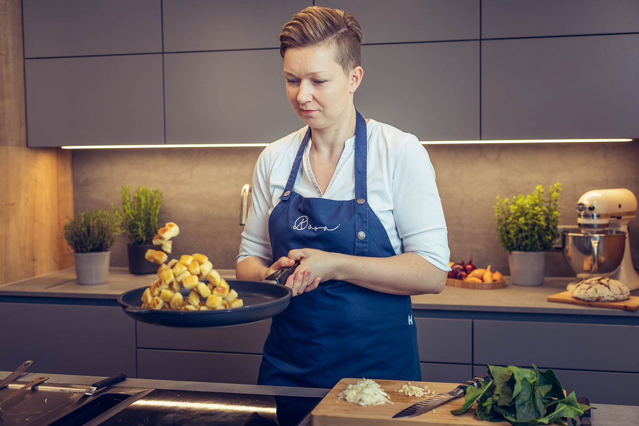 Sandra Kollegger leitete jahrelang ein Sternerestaurant, und ist nun als selbstständige Köchin tätig.