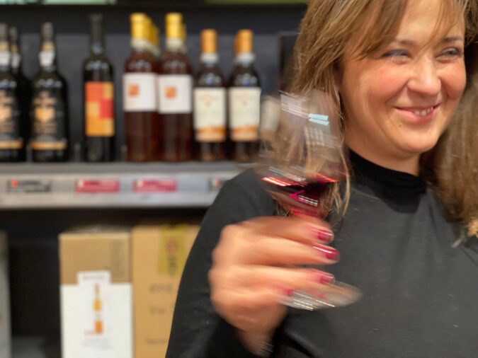 Önologin Martina Korak strahlt nicht nur durch aussergewöhnliche Herzlichkeit sondern auch durch enorme Weinfachkompetenz. 