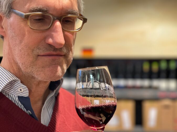 Auf Du-und-Du mit Frankreichs Winzern: Weinakademiker Emil Hauser glänzt durch unvergleichliche Leidenschaft für den Wein und die Menschen in der Delinat-Weinwelt. 