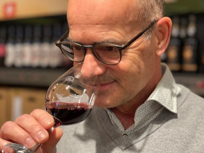 David Rodriguez kennt seine Weine und Winzer wie seine Westentasche. Bei diesen rennt der Weinakademiker durch seine Freundlichkeit und Weinfachkompetenz seit Jahrzehnten offene Türen ein. 