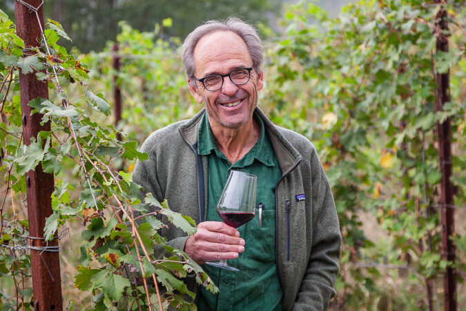 Hans Wüst in seinem Weinberg