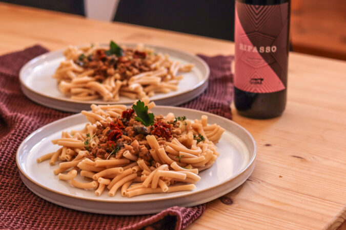 Pastanest mit Pilzragout und dazu ein feinfruchtiger, roter Valpolicella - ein Valentinstagsgedicht