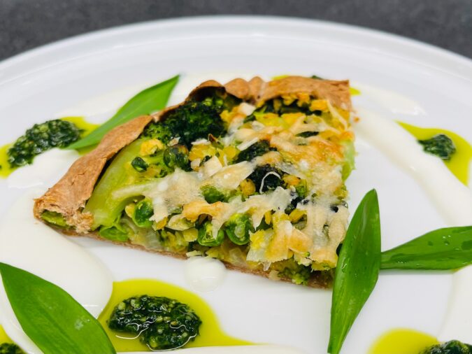Vegetarischer Hauptgang im französischen Galette-Kleid mit grünem Gemüse, Parmesan und Sauerrahm