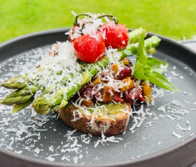 Spargel vom Grill mit Schwarzbrot und Bohnenragout. Dazu ein Gedicht: unser Viña Llopis aus Valencia oder der feinwürzige Zweigelt vom Holzfass von Delinat-Winzer Niki Moser. 