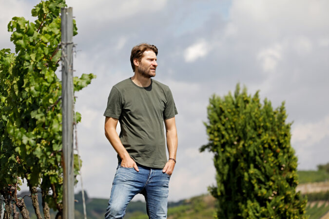 Alexander Pflüger keltert in der vierten Generation Weine am Pfälzer Weingut. 