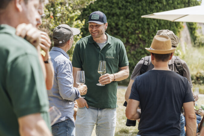 Das Weingut Pflüger ist ein Familienbetrieb, das Besucher und Interessierte herzlich zu sich einlädt.