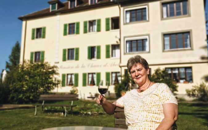 Gabriela Haas hat sich im Schweizer Jura ihren lang gehegten Traum von einem feinen Hotel erfüllt. Auf der Karte führt sie einige Weine aus dem Sortiment von Delinat.
