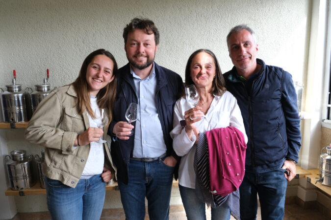 
Delinat-Winzerinnen Eleonora Dezzani (li.) und Cecilia Zucca von der malerischen Azienda Poggio Ridente (mi.) im Piemont, zeigten sich ebenso begeistert von den Mikrovinifikationsproben wie William Savian (mi.li.) aus dem Veneto und Alberto Brini (re.) vom Delinat-Weingut Il Conventino in der Toskana. 