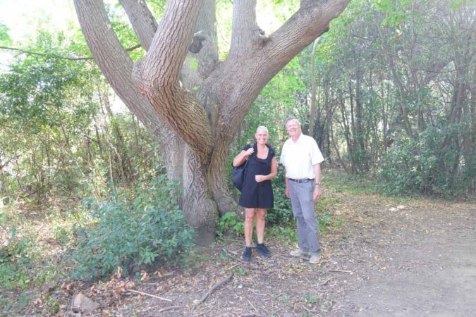 Karin Schweizer und Louis Fabre im Wasserretentionsbereich und Eselparadies der Familie Fabre.