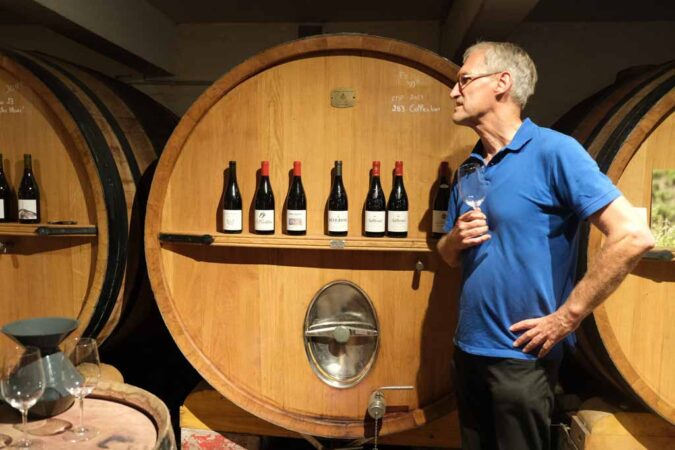Emil Hauser im Weinkeller der geschichtsträchtigen Domaine. Neben ihm, die Weine von Delinat.
