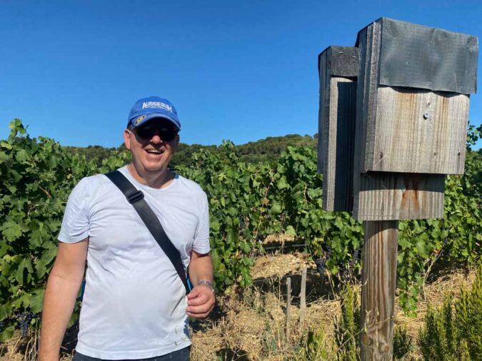 Depotleiter Michele Grecco neben einem Fledermausnistkasten in der Domaine Beaurenard, den er ausnahmsweise nicht selbst montiert hat.