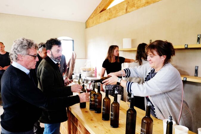 Italiens Delinat-Winzer beim Degustieren der Mikrovinifikations-Proben auf Château Duvivier