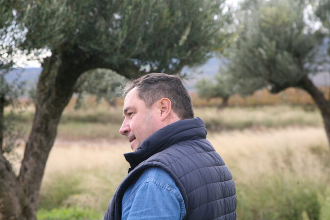 Francisco beim See mit dem Olivenbaum-Lebenskreislauf.