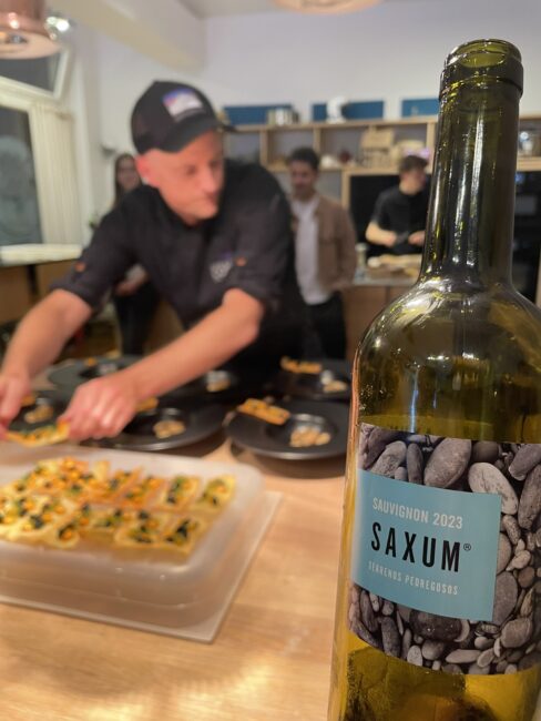 Die exotischen Fruchtnoten des Saxum Sauvignon 2023 passten perfekt zur Butter-Brioche mit Pastete.