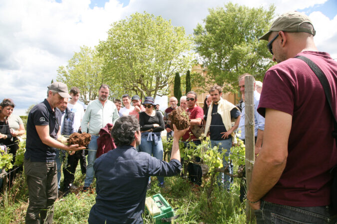 60 Delinat-Winzerinnen und Winzer kamen beim Internationalen Winzerseminar auf Château Duvivier zusammen, um neue Wege für zukunftsfähigen Weinbau zu diskutieren und zu beschreiten.