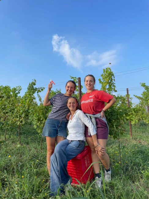 Winzerin Cecilia Zucca mit ihren beiden Töchtern Eleonora und Maria Sole. 