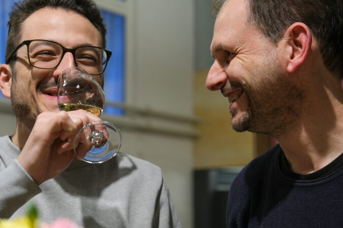 Barleiter Noël Savary und Kursleiter Dirk Wasilewski sind begeistert vom Soave der Familie Fasoli.