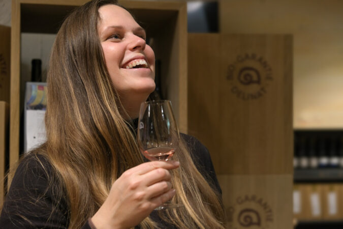 Der Cuvée des Amis rosè bringt Winzerberaterin Arina direkt in die blühenden Felder auf Château Duvivier.