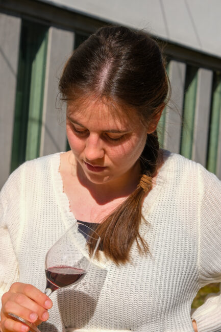 Wie Wein und wundervolle südfranzösische Blumen sich so ähneln können, freut Weinberaterin Annalena Zürcher.